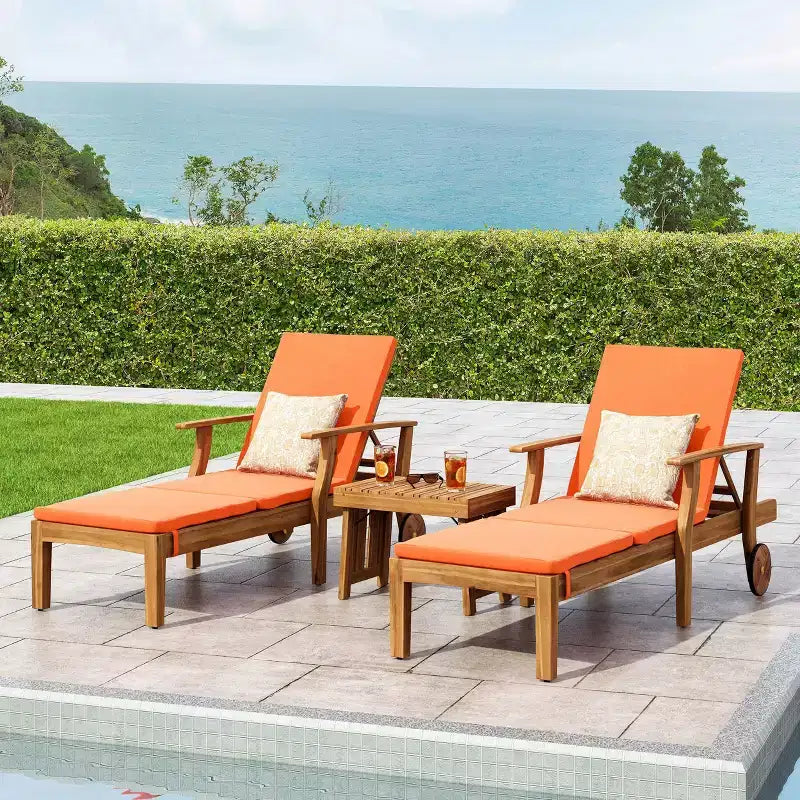 Perla 3-teiliges Outdoor-Akazienholz-Sonnenliegen-Set mit Kissen - Teak/Orange - Christopher Knight Home