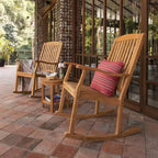 Sonoma Lane Channing 3-teiliges Teakholz Outdoor Chat Set – Wetterfeste Kleinmöbel mit 2 Schaukelstühlen und Beistelltisch