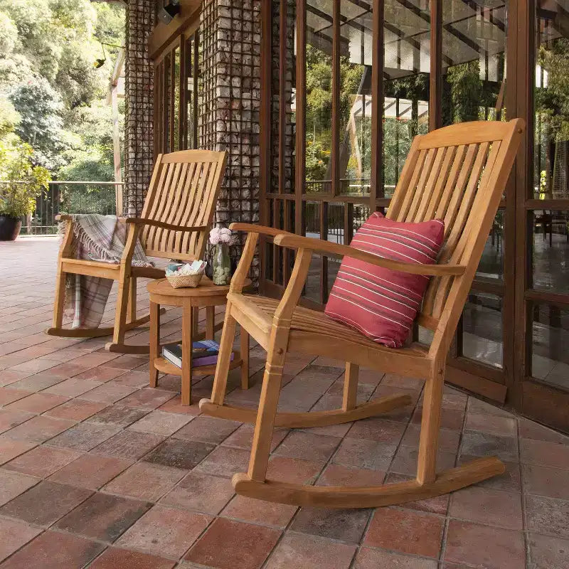 Sonoma Lane Channing 3-teiliges Teakholz Outdoor Chat Set – Wetterfeste Kleinmöbel mit 2 Schaukelstühlen und Beistelltisch