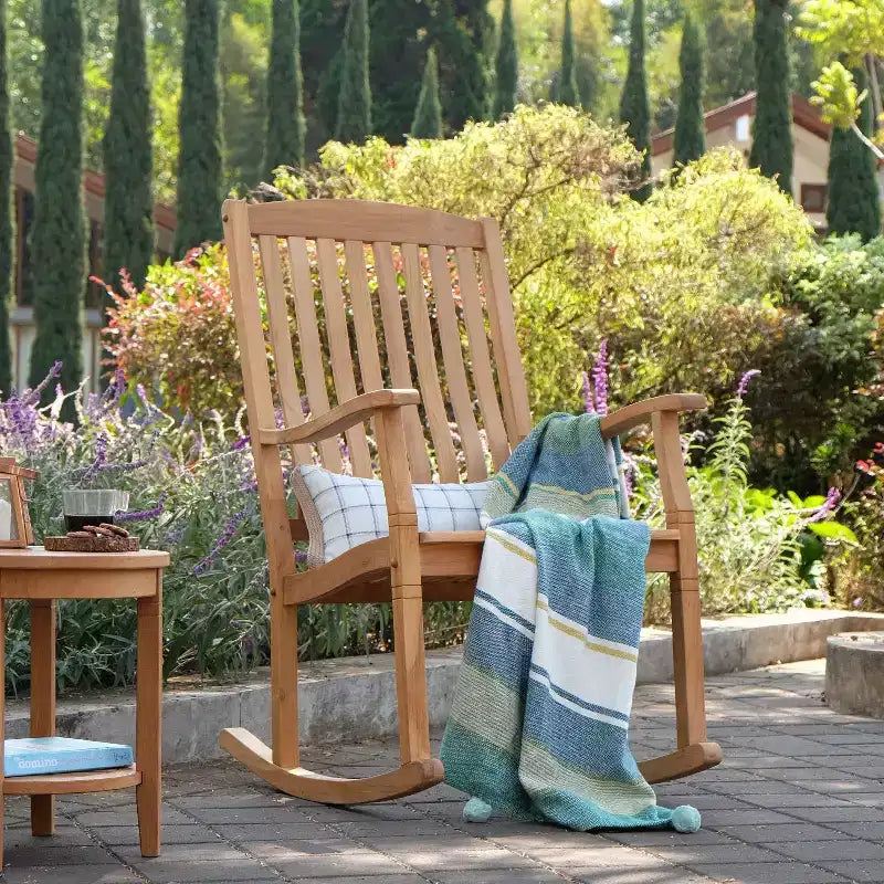 Sonoma Lane Channing 3-teiliges Teakholz Outdoor Chat Set – Wetterfeste Kleinmöbel mit 2 Schaukelstühlen und Beistelltisch