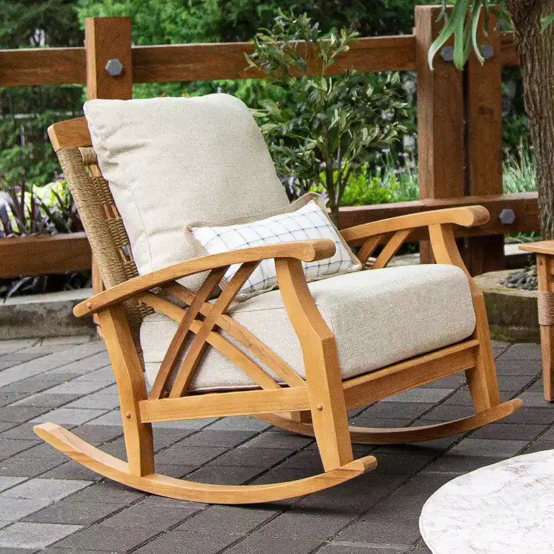 Sonoma Lane Eola 3-teiliges Outdoor-Schaukelstuhl-Set aus Teakholz mit beigefarbenen Reißverschlusskissen – wetterbeständig