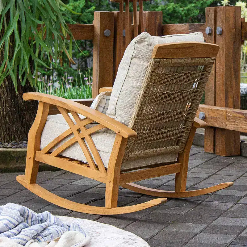 Sonoma Lane Eola 3-teiliges Outdoor-Schaukelstuhl-Set aus Teakholz mit beigefarbenen Reißverschlusskissen – wetterbeständig