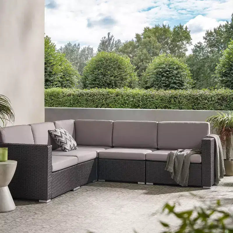 Christopher Knight Home 5-teiliges Santa Rosa Outdoor-Ecksofa-Set aus Polyrattan in V-Form, Grau/Hellgrau
