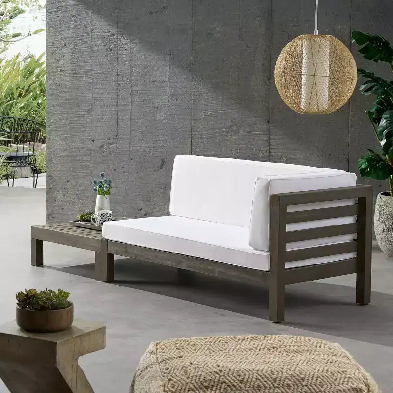 2er-Pack Oana Outdoor Akazienholz Chaiselongue rechts & Couchtisch mit Kissen Grau/Weiß – Christopher Knight Home: Übergangs-Patio-Lounge-Set
