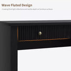 Geriffelter Home-Office-Schreibtisch mit Stauraum, 137 cm moderner Chefschreibtisch mit Ladestation, Computer-Schreibtisch aus Holz mit Aktenschubladen für das Arbeitszimmer
