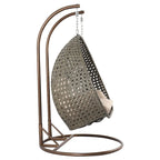 LeisureMod 2-Person Hängesessel mit Ständer – Outdoor/Indoor Rattan Korbsessel Garten-Schaukelhängematte mit Kissen