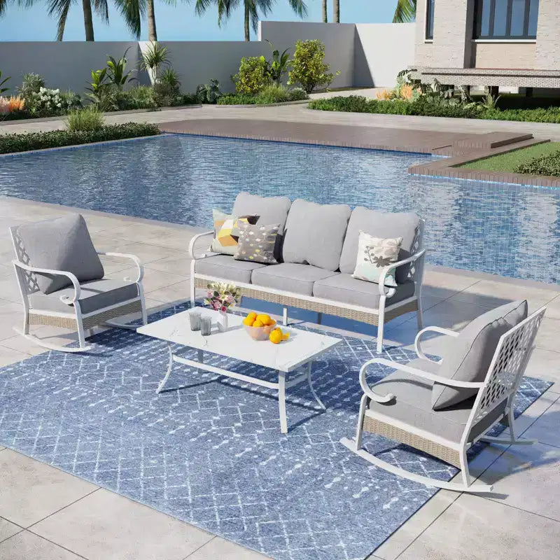 Captiva Designs 4-teiliges extra großes Terrassen-Gesprächs-Set aus Metall und Rattan für den Außenbereich mit Schaukelstühlen mit Gitterlehne und Tisch
