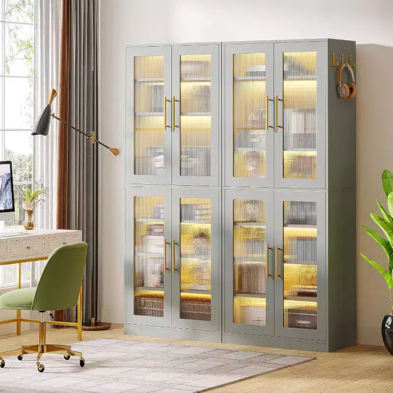 Lantine Bücherregal mit Türen und LED-Beleuchtung, 170 cm hohes Bücherregal mit 8 verstellbaren Einlegeböden und Hängehaken
