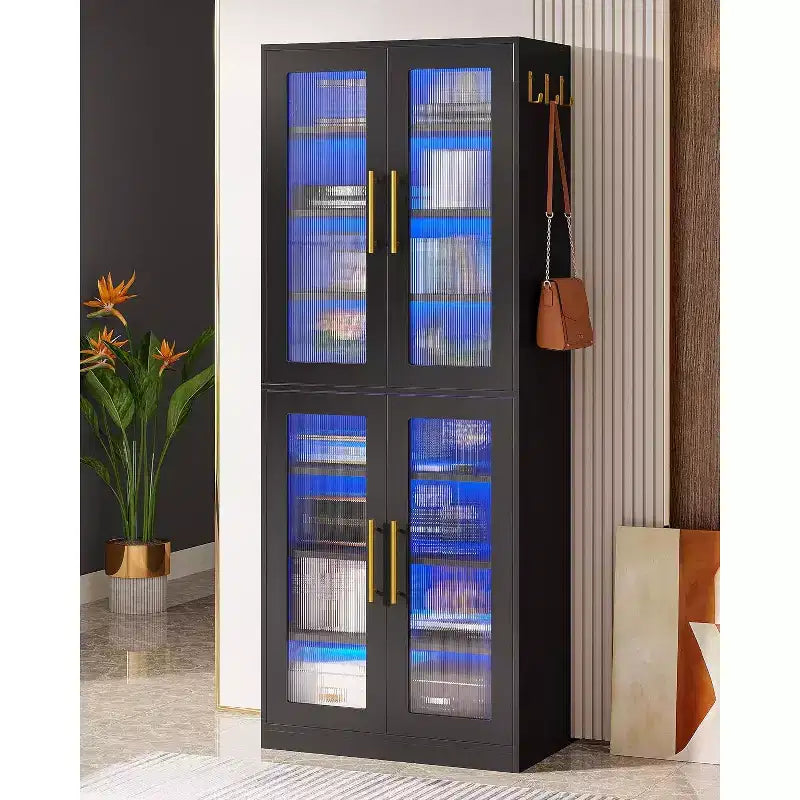 Lantine Bücherregal mit Türen und LED-Beleuchtung, 170 cm hohes Bücherregal mit 8 verstellbaren Einlegeböden und Hängehaken