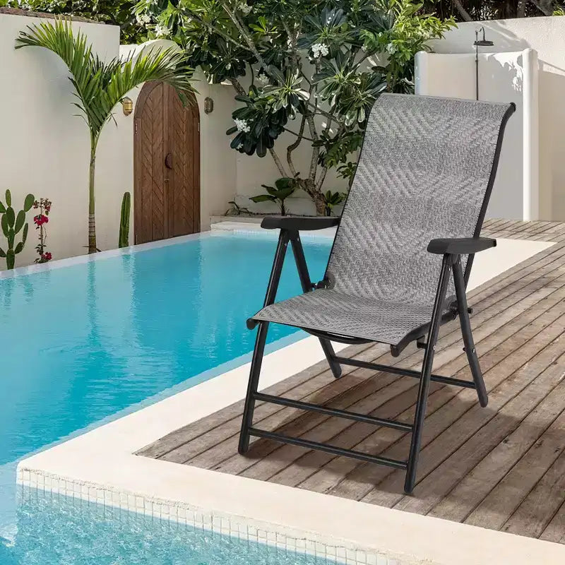 1 Stück Gartenliege aus Rattan, zusammenklappbar, verstellbare Rückenlehne und verbreiterte Armlehnen, tragbare, faltbare Rattanstühle, für drinnen, Pool