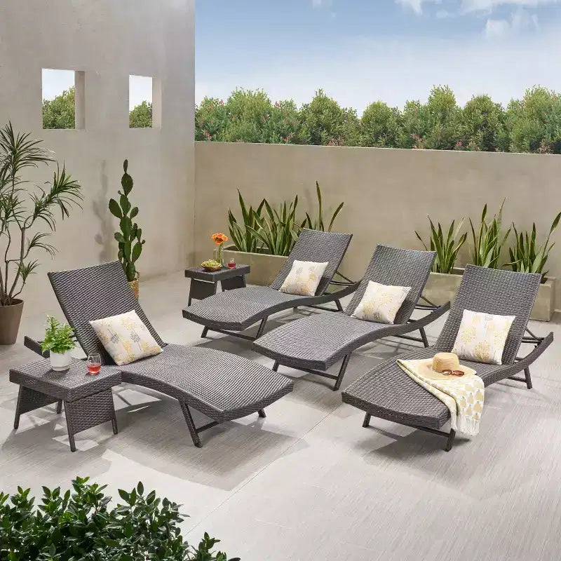 Christopher Knight Home Calvin 6-teiliges Loungeset für den Außenbereich aus Rattan und Eisen mit verstellbaren Chaiselongues und Klapptischen