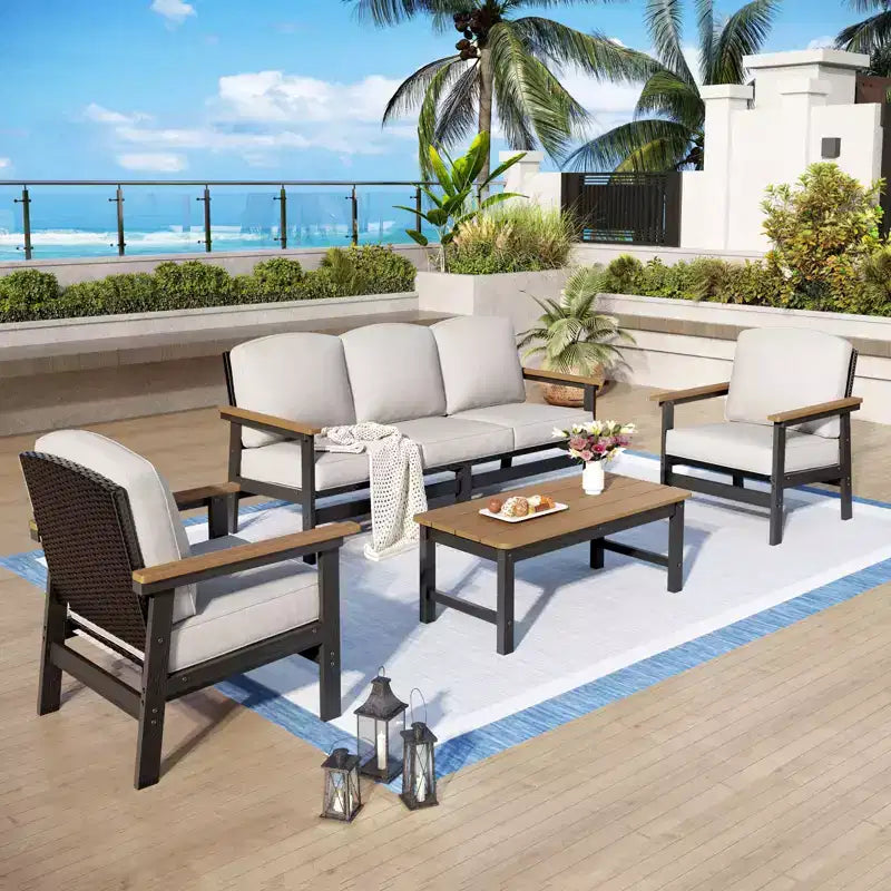Allwetter-Gartenmöbel-Set aus HDPE für den Außenbereich mit beigen Kissen und Couchtisch