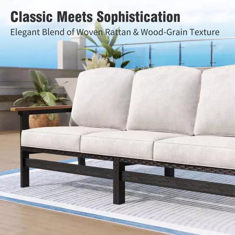Allwetter-Gartenmöbel-Set aus HDPE für den Außenbereich mit beigen Kissen und Couchtisch