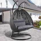 LeisureMod 2-Person Hängesessel mit Ständer – Outdoor/Indoor Rattan Korbsessel Garten-Schaukelhängematte mit Kissen