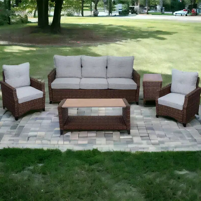 Courtyard Casual Costa Mesa 5-teiliges Sofa- und Couchtisch-Set – Braun Ein Sofa, zwei Club Chairs, ein Beistelltisch und ein Couchtisch