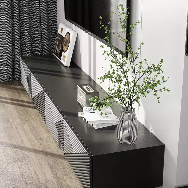 Famapy Schwarzes geometrisches gemustertes TV-Möbel für 78-Zoll-Fernseher, modernes Unterhaltungszentrum mit aufklappbaren Türen, Aufbewahrungsschränke für Ihr Wohnzimmer