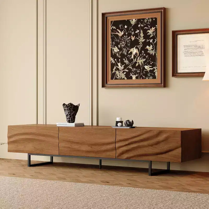 Luck Live 82.83 Mid-Century Modern Massivholz TV-Schrank mit Relief – 3 Schubladen, Metallbeine & Belüftungslöcher