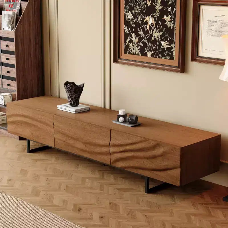 Luck Live 82.83 Mid-Century Modern Massivholz TV-Schrank mit Relief – 3 Schubladen, Metallbeine & Belüftungslöcher