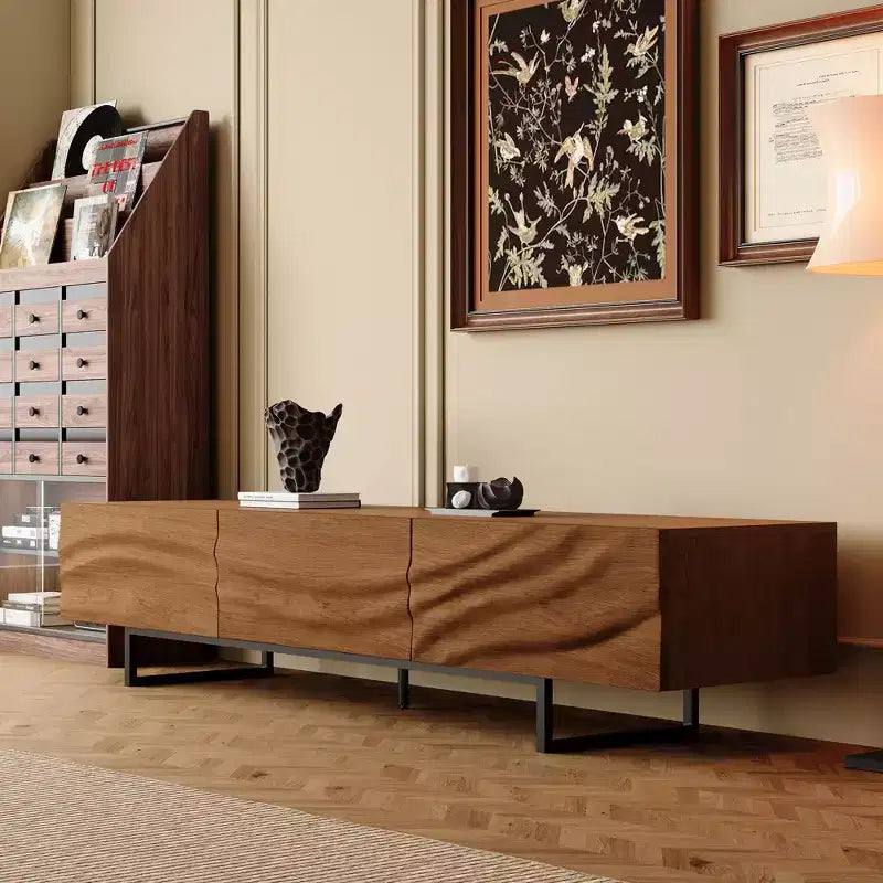Luck Live 82.83 Mid-Century Modern Massivholz TV-Schrank mit Relief – 3 Schubladen, Metallbeine & Belüftungslöcher