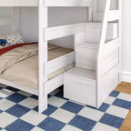 Modernes Bauernhaus Etagenbett Queen über Queen mit Treppe