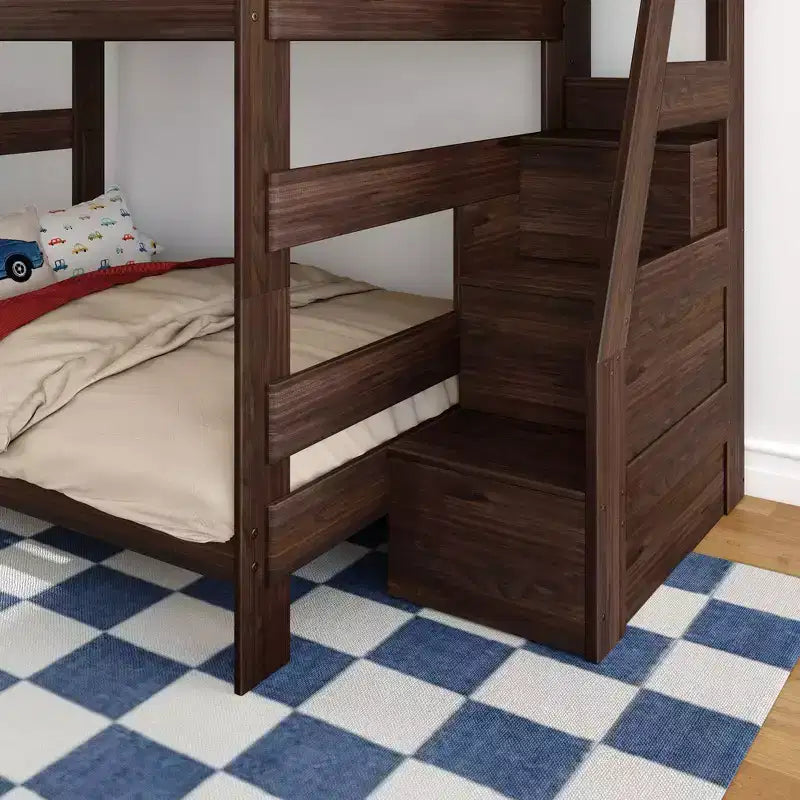 Modernes Bauernhaus Etagenbett Queen über Queen mit Treppe