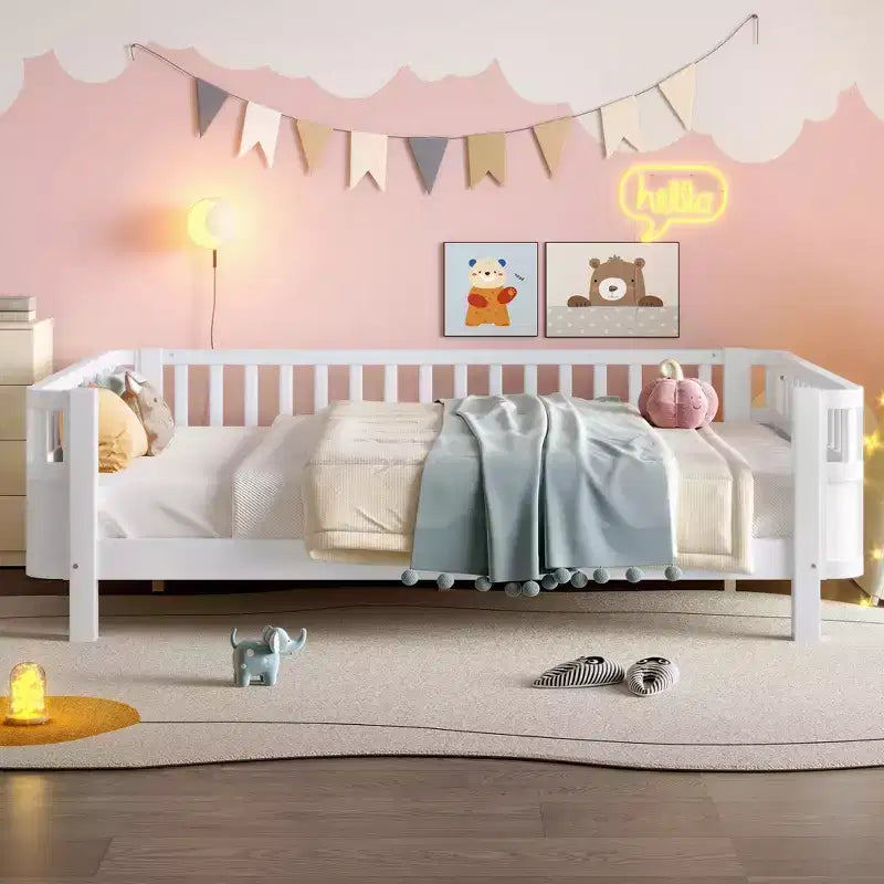 Bellemave komplettes Plattformbett mit Sicherheitsgeländern und abnehmbarem Zaun, Plattformbett aus Massivholz für Kinder, Weiß