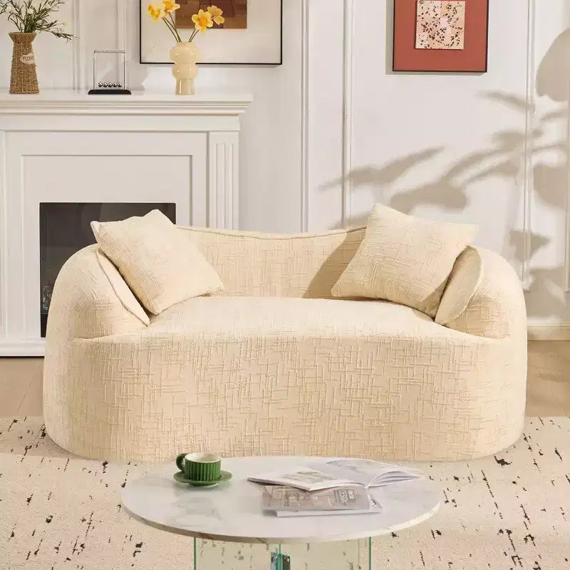 Beiges geschwungenes 2-Sitzer Sofa mit Armlehnen & 2 Kissen – Klein, perfekt für jeden Raum