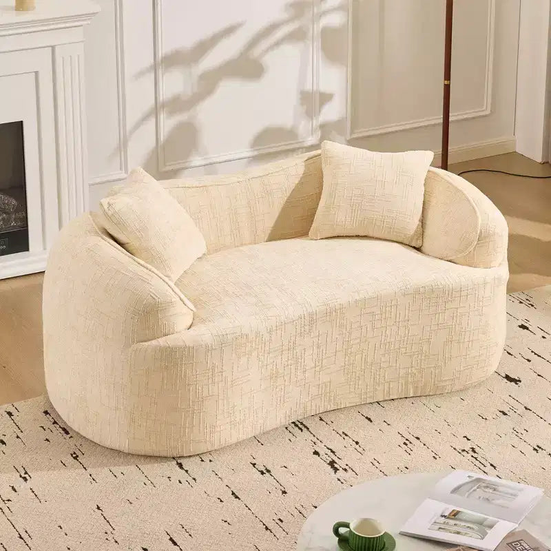 Beiges geschwungenes 2-Sitzer Sofa mit Armlehnen & 2 Kissen – Klein, perfekt für jeden Raum