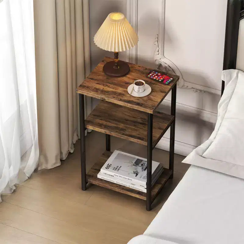 Rustikaler 3-stöckiger Beistelltisch für kleine Räume, kleiner Beistelltisch im Bauernhausstil aus Holz mit Ablageflächen, schmaler Nachttisch für Schlafzimmer, Wohnzimmer, Büro