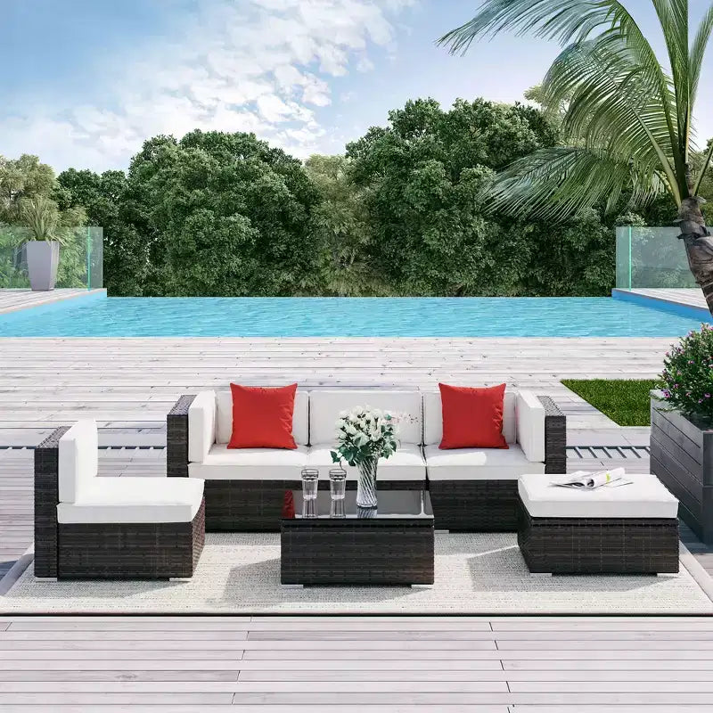 6-teiliges Terrassenmöbel-Set, Outdoor-Sitzgruppe aus Polyrattan, Allwetter-Sofa-Set mit Ottoman, Kissen und Tisch aus gehärtetem Glas