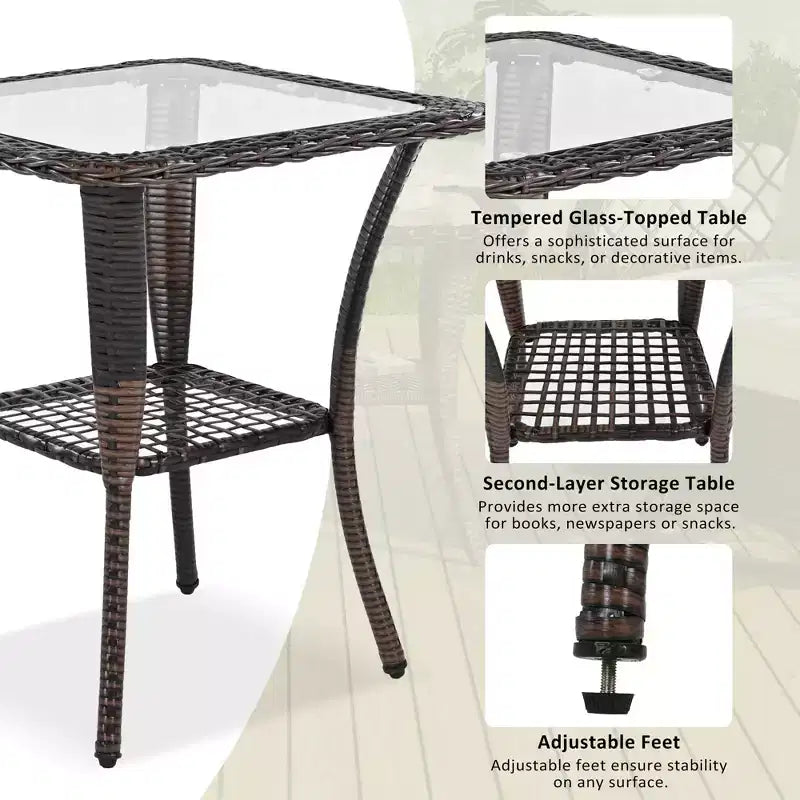 Ein dreiteiliges Outdoor-Tisch-und-Stuhl-Set mit einem Zweisitzer-Rattansofa, einem Schaukelstuhl und einem quadratischen Tisch. Geeignet für Braun