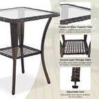 Ein dreiteiliges Outdoor-Tisch-und-Stuhl-Set mit einem Zweisitzer-Rattansofa, einem Schaukelstuhl und einem quadratischen Tisch. Geeignet für Braun