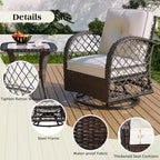 Ein dreiteiliges Outdoor-Tisch-und-Stuhl-Set mit einem Zweisitzer-Rattansofa, einem Schaukelstuhl und einem quadratischen Tisch. Geeignet für Braun