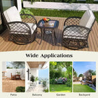 Ein dreiteiliges Outdoor-Tisch-und-Stuhl-Set mit einem Zweisitzer-Rattansofa, einem Schaukelstuhl und einem quadratischen Tisch. Geeignet für Braun