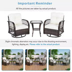 Ein dreiteiliges Outdoor-Tisch-und-Stuhl-Set mit einem Zweisitzer-Rattansofa, einem Schaukelstuhl und einem quadratischen Tisch. Geeignet für Braun