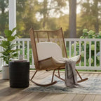 Christopher Knight Home Suraj Farmhouse 2-teiliges Terrassen-Ess-Set mit Tisch aus Leichtbeton und Schaukelstuhl aus Eisen