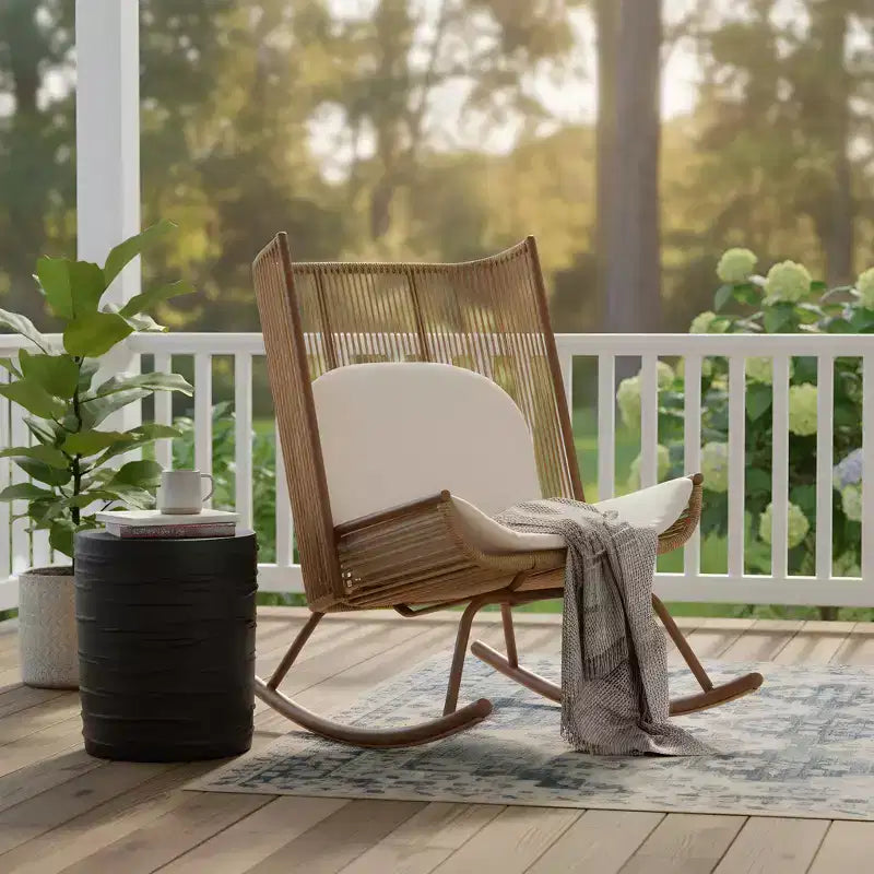 Christopher Knight Home Suraj Farmhouse 2-teiliges Terrassen-Ess-Set mit Tisch aus Leichtbeton und Schaukelstuhl aus Eisen
