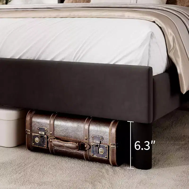 Plattformbettgestell aus Samt in voller Größe mit vertikal gestepptem, geflügeltem Kopfteil, kein Boxspring erforderlich, einfache Montage