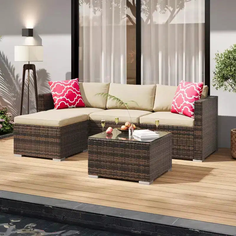 4-teiliges Terrassenmöbel-Set für den Außenbereich, Rattan-Sitzgruppe, Bistro-Gartenmöbel-Set mit 2 Stühlen, weichen Kissen, Zweisitzer-Sofa und 1 Couchtisch aus Glas