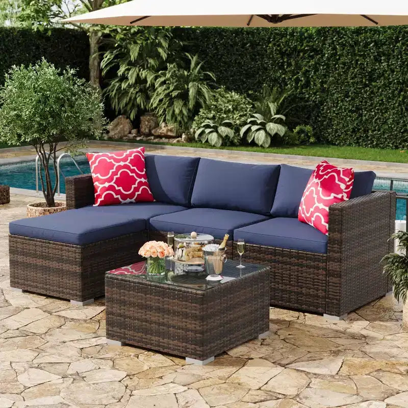 4-teiliges Terrassenmöbel-Set für den Außenbereich, Rattan-Sitzgruppe, Bistro-Gartenmöbel-Set mit 2 Stühlen, weichen Kissen, Zweisitzer-Sofa und 1 Couchtisch aus Glas