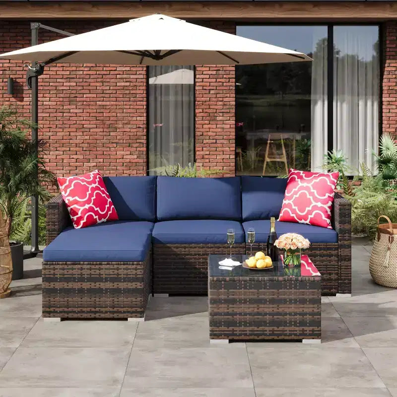 4-teiliges Terrassenmöbel-Set für den Außenbereich, Rattan-Sitzgruppe, Bistro-Gartenmöbel-Set mit 2 Stühlen, weichen Kissen, Zweisitzer-Sofa und 1 Couchtisch aus Glas