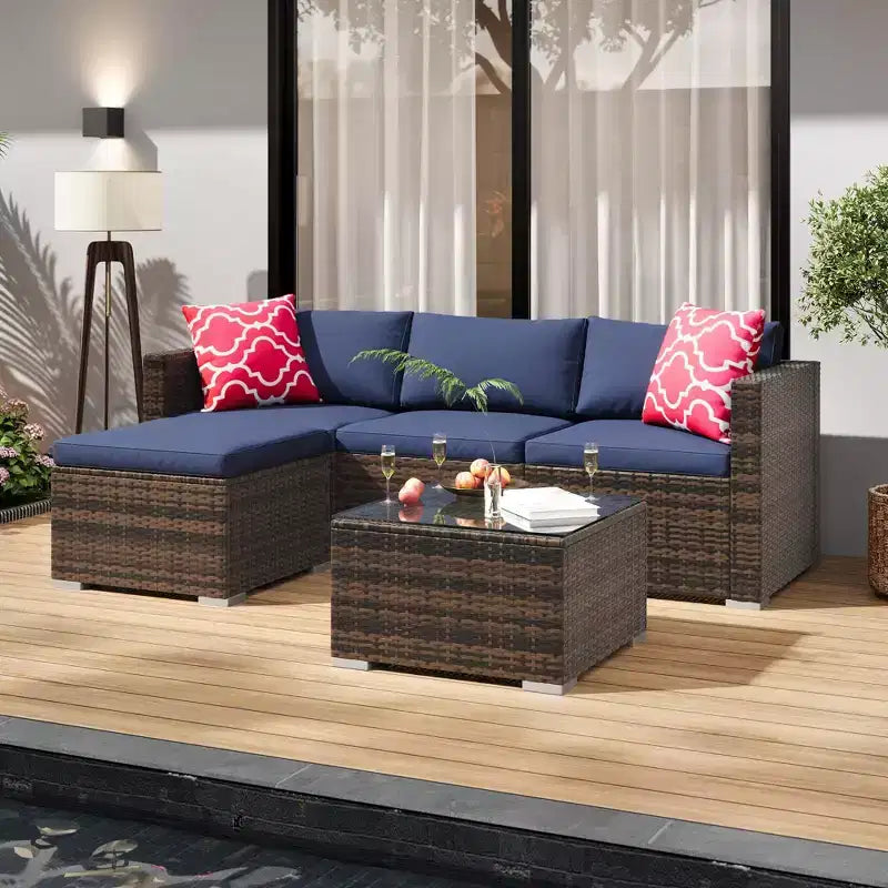 4-teiliges Terrassenmöbel-Set für den Außenbereich, Rattan-Sitzgruppe, Bistro-Gartenmöbel-Set mit 2 Stühlen, weichen Kissen, Zweisitzer-Sofa und 1 Couchtisch aus Glas