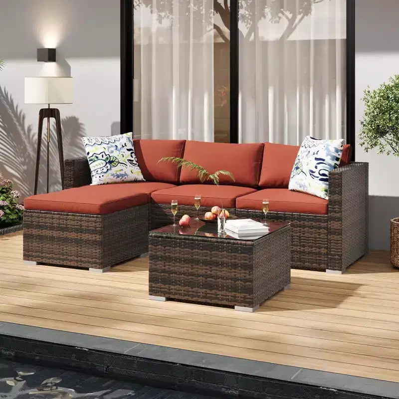 4-teiliges Terrassenmöbel-Set für den Außenbereich, Rattan-Sitzgruppe, Bistro-Gartenmöbel-Set mit 2 Stühlen, weichen Kissen, Zweisitzer-Sofa und 1 Couchtisch aus Glas