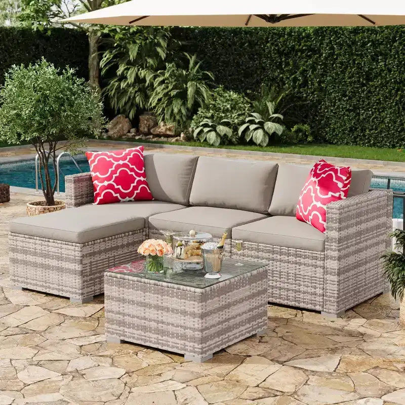 4-teiliges Terrassenmöbel-Set für den Außenbereich, Rattan-Sitzgruppe, Bistro-Gartenmöbel-Set mit 2 Stühlen, weichen Kissen, Zweisitzer-Sofa und 1 Couchtisch aus Glas