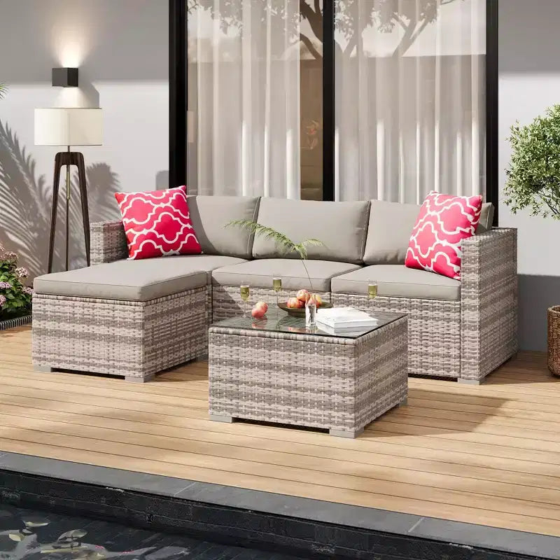 4-teiliges Terrassenmöbel-Set für den Außenbereich, Rattan-Sitzgruppe, Bistro-Gartenmöbel-Set mit 2 Stühlen, weichen Kissen, Zweisitzer-Sofa und 1 Couchtisch aus Glas