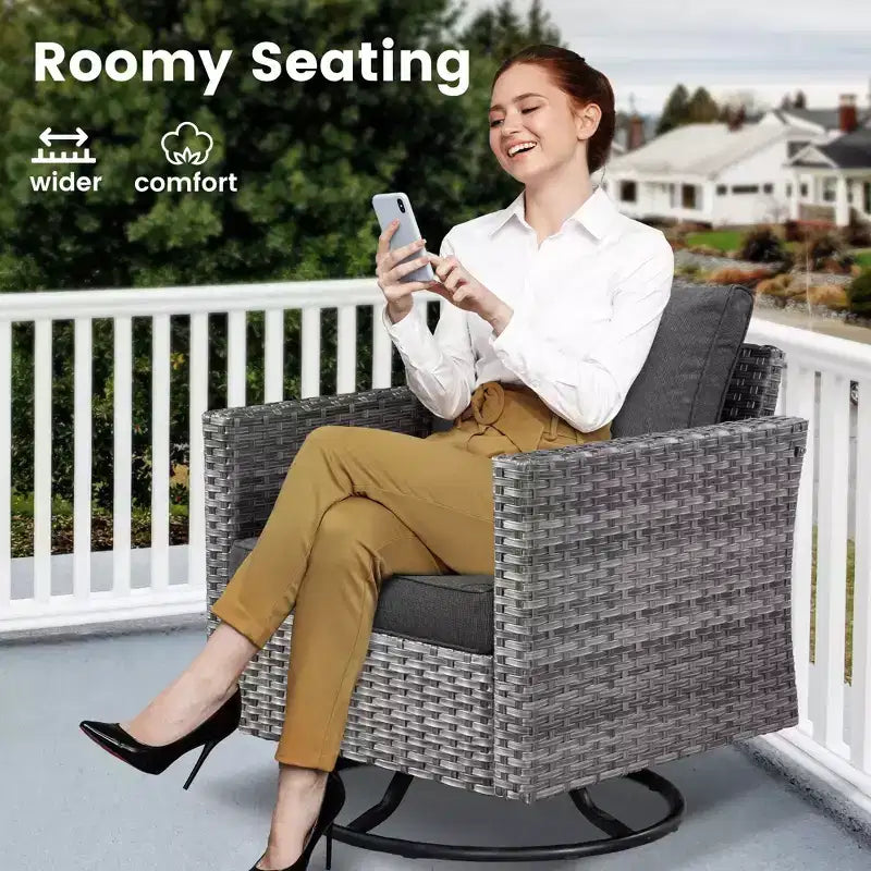 HOMLUX 3-teiliges Terrassenmöbel-Set: Drehbare Schaukelstühle & Beistelltisch aus wetterfestem Rattan