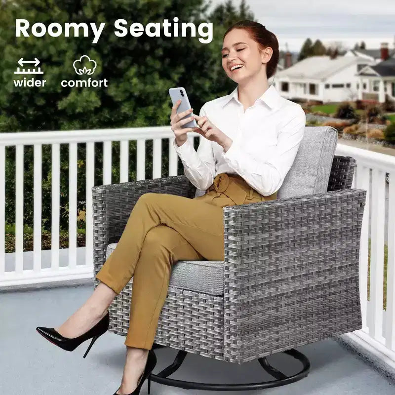 HOMLUX 3-teiliges Terrassenmöbel-Set: Drehbare Schaukelstühle & Beistelltisch aus wetterfestem Rattan