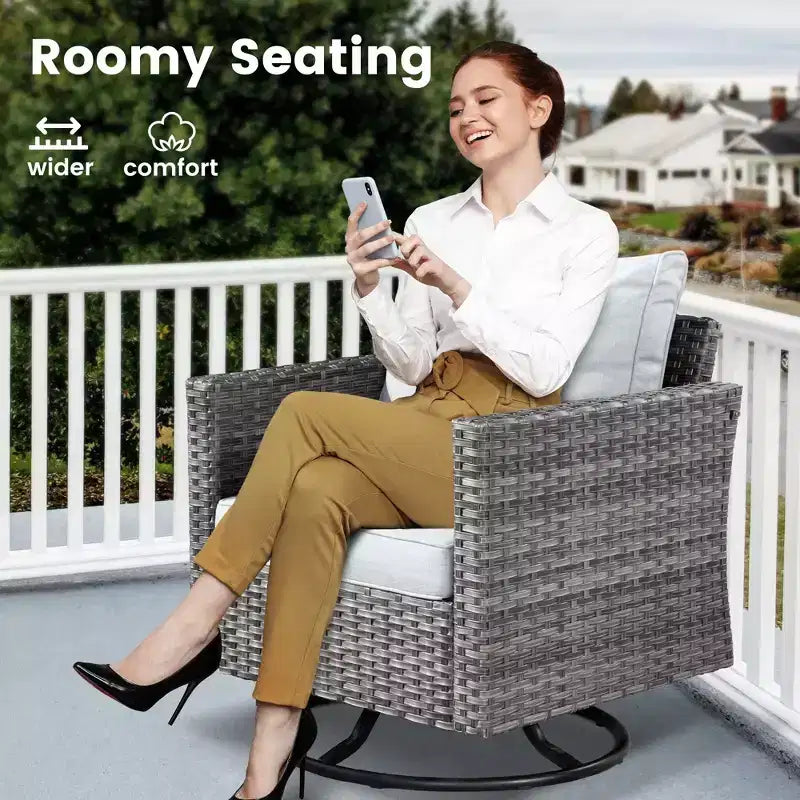 HOMLUX 3-teiliges Terrassenmöbel-Set: Drehbare Schaukelstühle & Beistelltisch aus wetterfestem Rattan