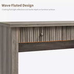 Geriffelter Home-Office-Schreibtisch mit Stauraum, 137 cm moderner Chefschreibtisch mit Ladestation, Computer-Schreibtisch aus Holz mit Aktenschubladen für das Arbeitszimmer
