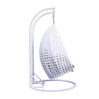 LeisureMod 2-Person Hängesessel mit Ständer – Outdoor/Indoor Rattan Korbsessel Garten-Schaukelhängematte mit Kissen